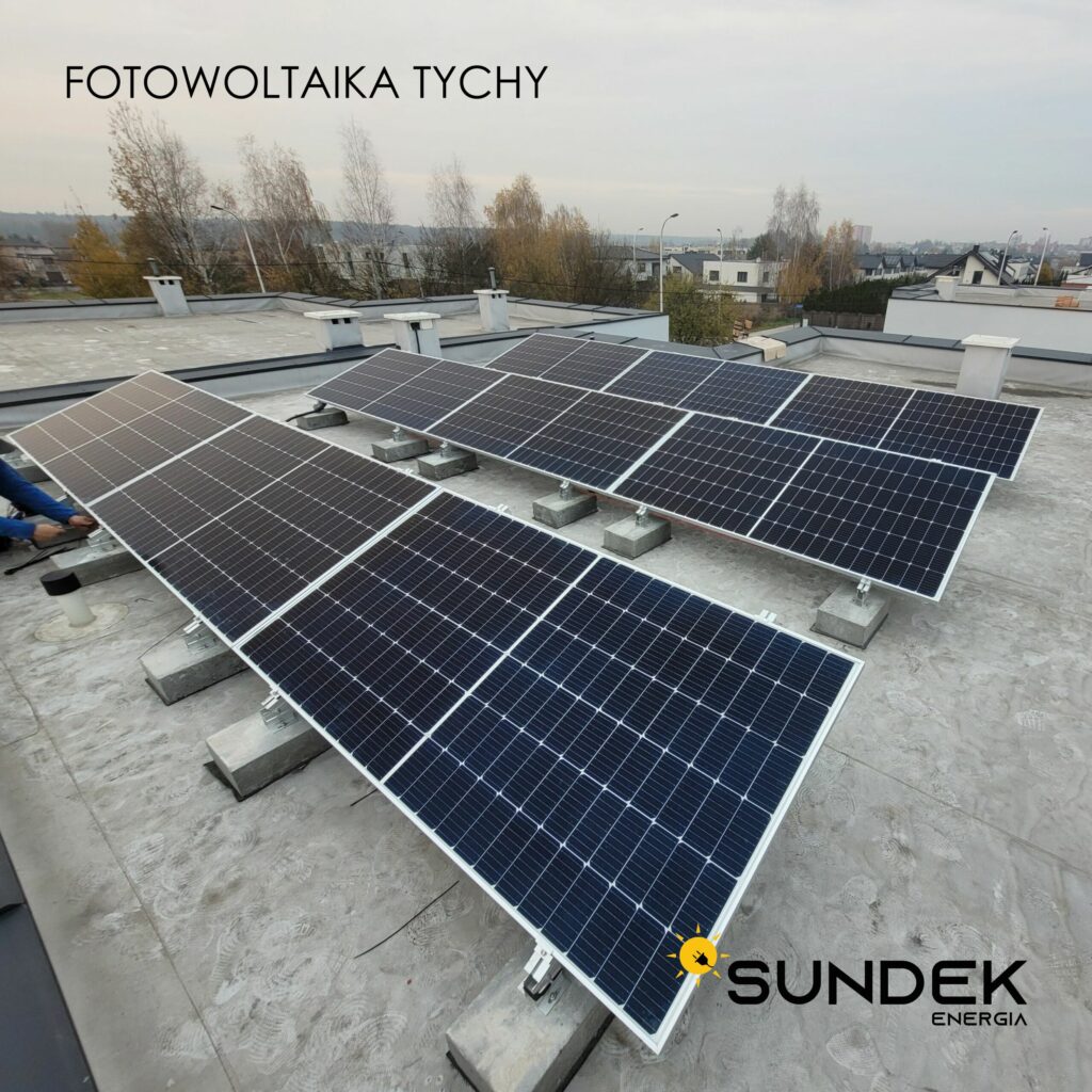 fotowoltaika tychy - Panele słoneczne na dachu budynku w Tychach.