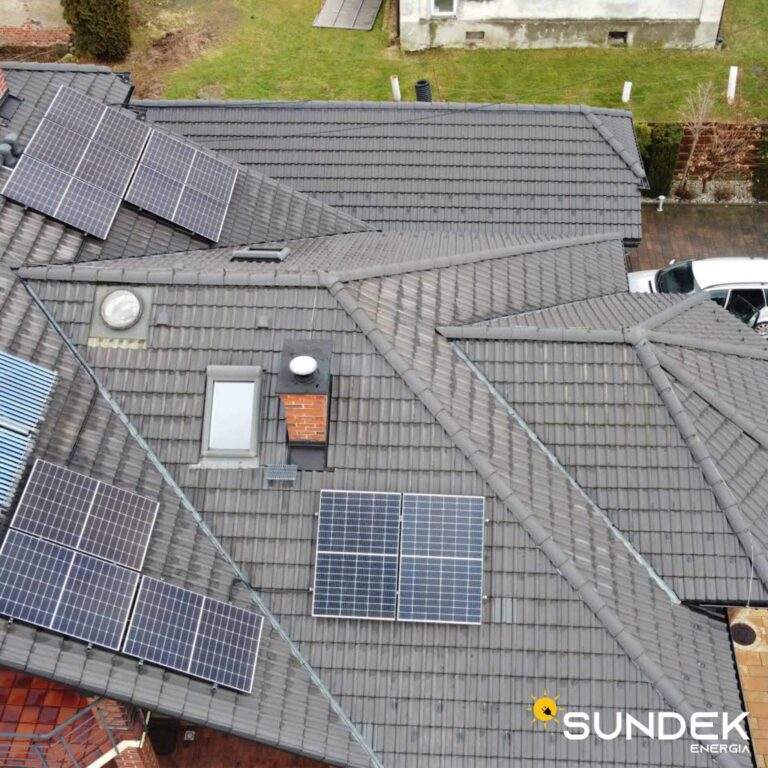 Montaż paneli fotowoltaicznych na dachu budynku mieszkalnego w Mikołowie.