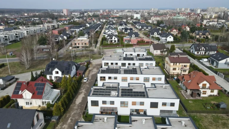 Fotowoltaika Tychy - Panele słoneczne na dachu budynku w Tychach.