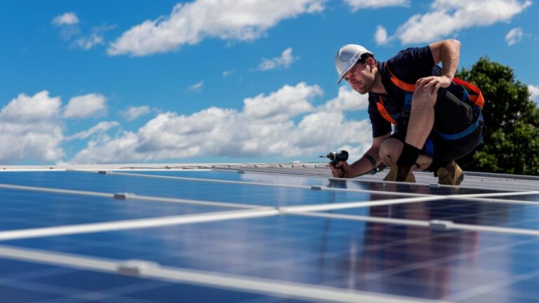 Czy panele fotowoltaiczne działają zimą i w pochmurne dni?